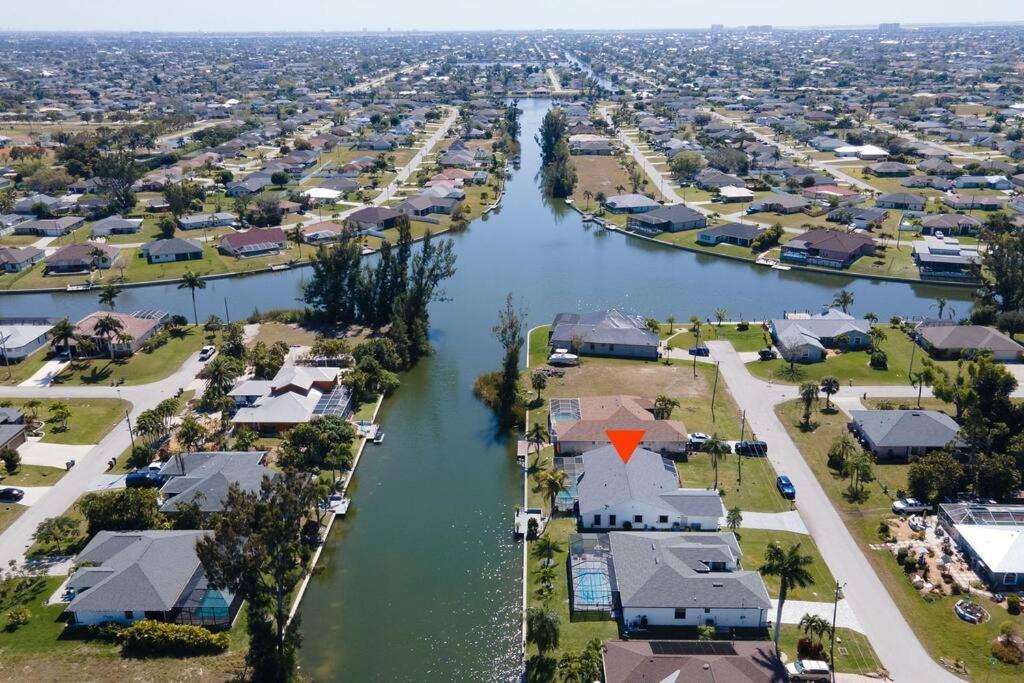 Luxury Waterfront Haven In Cape Coral - Dog-Friendly Escape With Private Pool Villa ภายนอก รูปภาพ