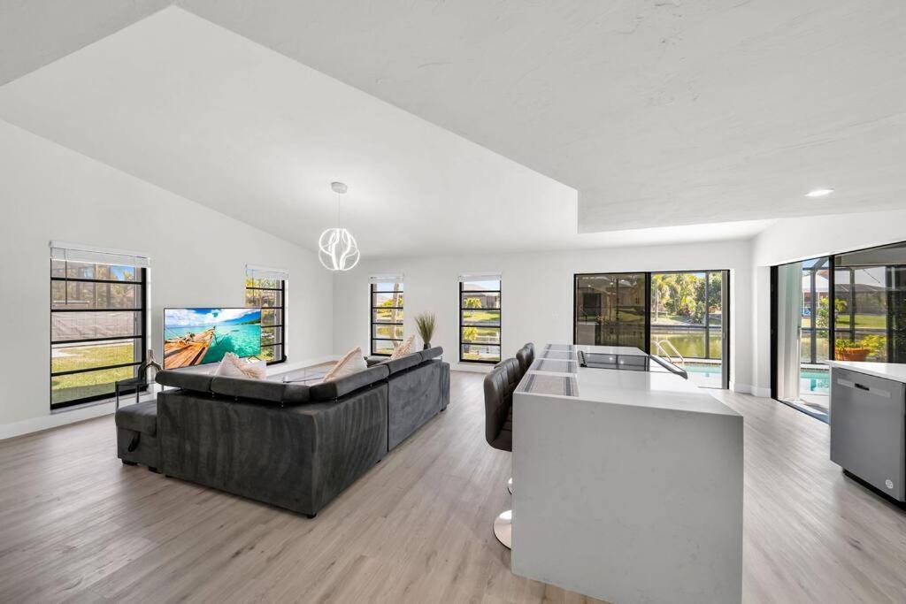 Luxury Waterfront Haven In Cape Coral - Dog-Friendly Escape With Private Pool Villa ภายนอก รูปภาพ