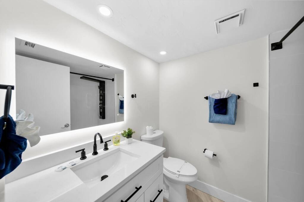 Luxury Waterfront Haven In Cape Coral - Dog-Friendly Escape With Private Pool Villa ภายนอก รูปภาพ