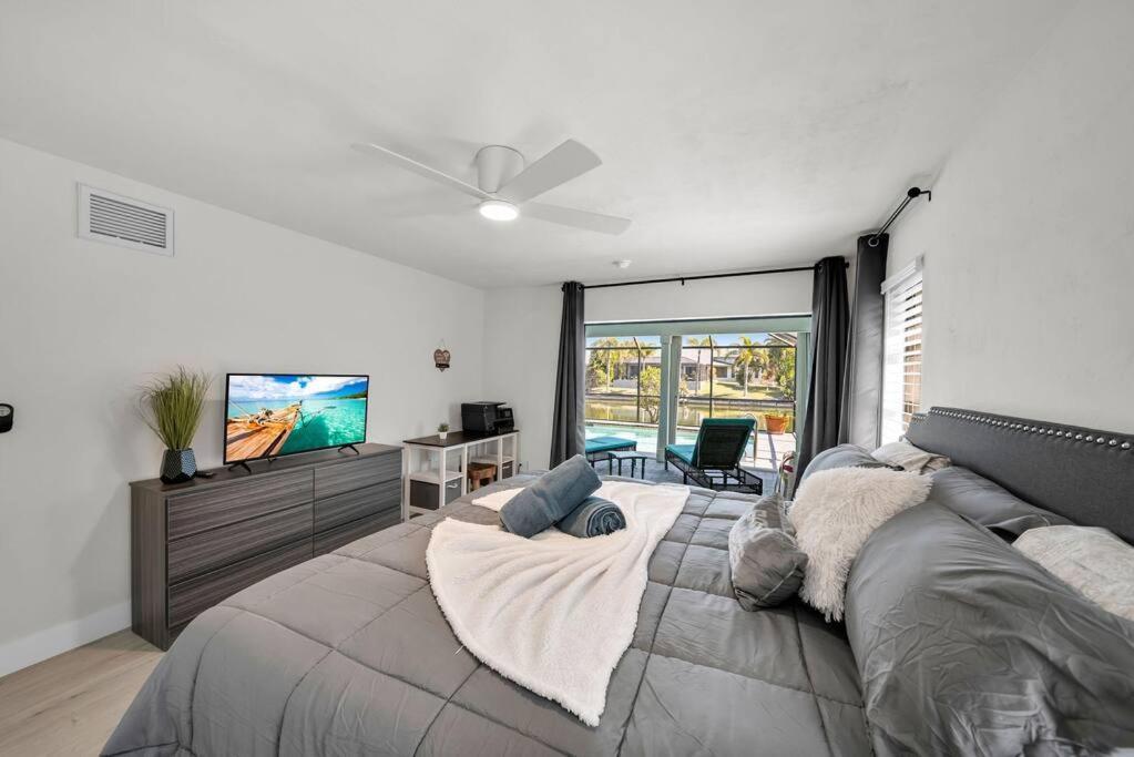 Luxury Waterfront Haven In Cape Coral - Dog-Friendly Escape With Private Pool Villa ภายนอก รูปภาพ