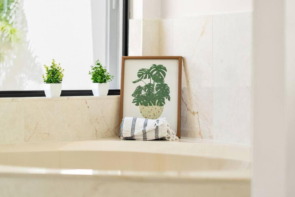 Luxury Waterfront Haven In Cape Coral - Dog-Friendly Escape With Private Pool Villa ภายนอก รูปภาพ