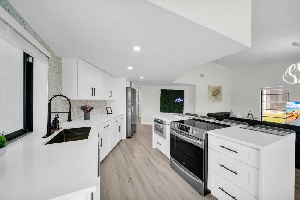 Luxury Waterfront Haven In Cape Coral - Dog-Friendly Escape With Private Pool Villa ภายนอก รูปภาพ