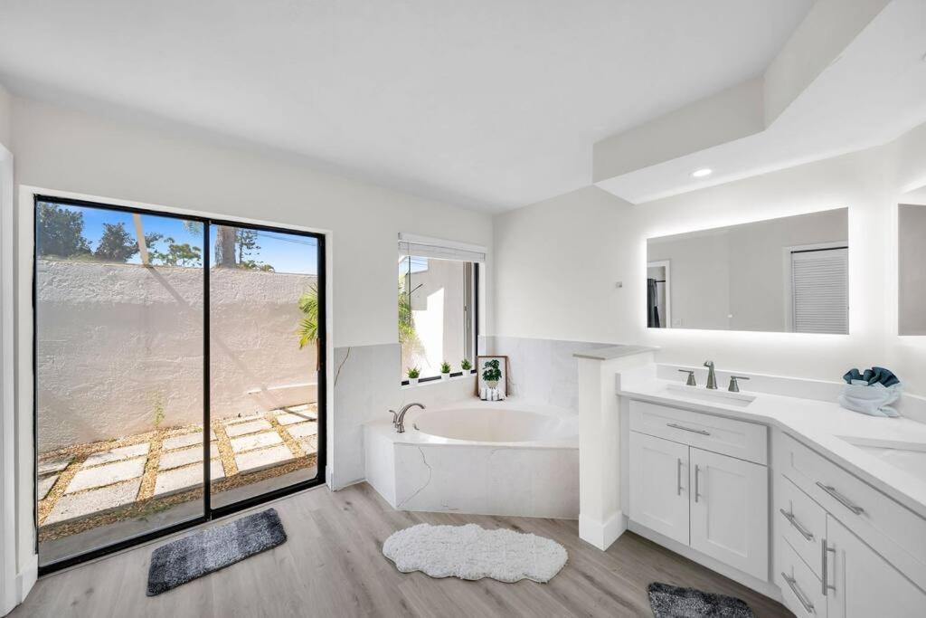 Luxury Waterfront Haven In Cape Coral - Dog-Friendly Escape With Private Pool Villa ภายนอก รูปภาพ