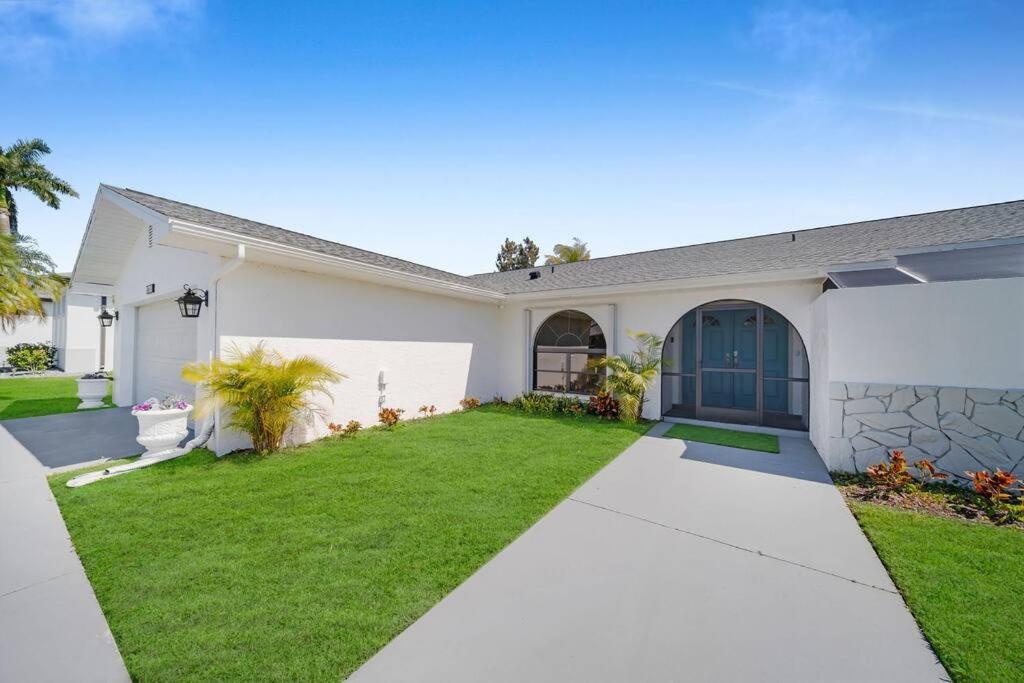 Luxury Waterfront Haven In Cape Coral - Dog-Friendly Escape With Private Pool Villa ภายนอก รูปภาพ