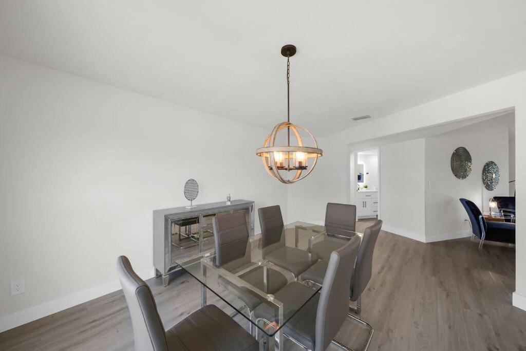 Luxury Waterfront Haven In Cape Coral - Dog-Friendly Escape With Private Pool Villa ภายนอก รูปภาพ
