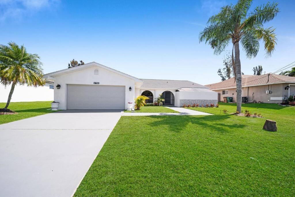 Luxury Waterfront Haven In Cape Coral - Dog-Friendly Escape With Private Pool Villa ภายนอก รูปภาพ