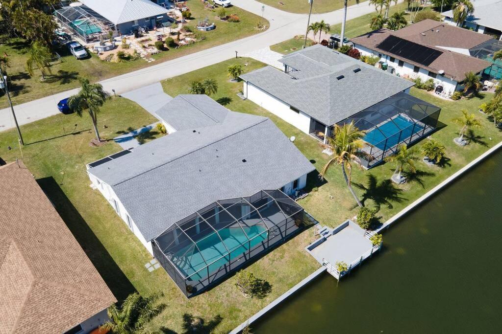 Luxury Waterfront Haven In Cape Coral - Dog-Friendly Escape With Private Pool Villa ภายนอก รูปภาพ