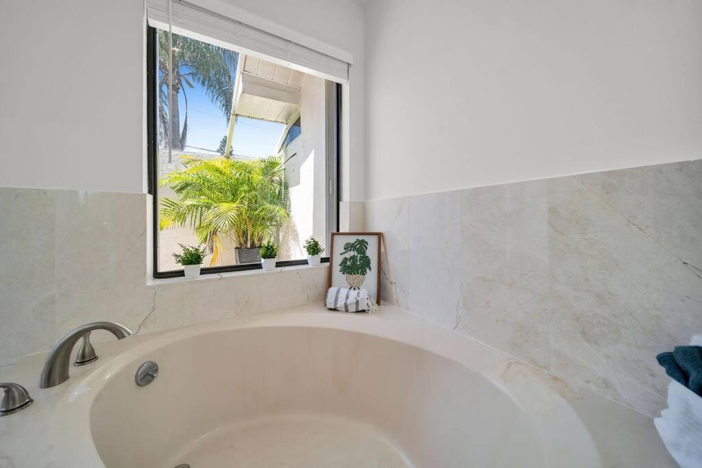 Luxury Waterfront Haven In Cape Coral - Dog-Friendly Escape With Private Pool Villa ภายนอก รูปภาพ