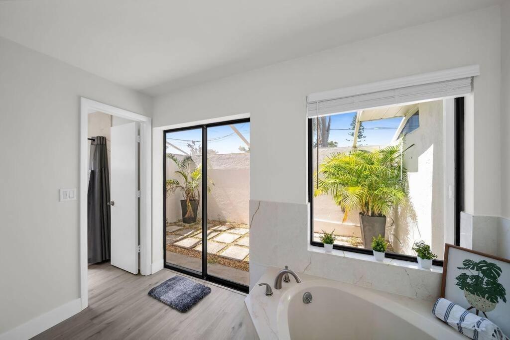 Luxury Waterfront Haven In Cape Coral - Dog-Friendly Escape With Private Pool Villa ภายนอก รูปภาพ