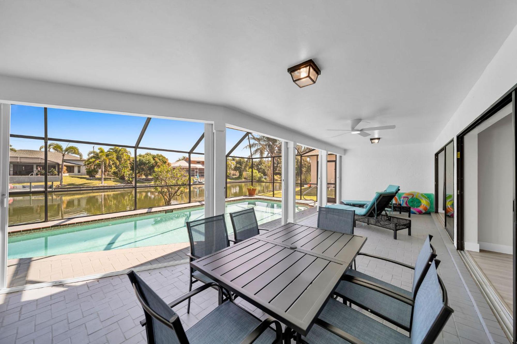 Luxury Waterfront Haven In Cape Coral - Dog-Friendly Escape With Private Pool Villa ภายนอก รูปภาพ